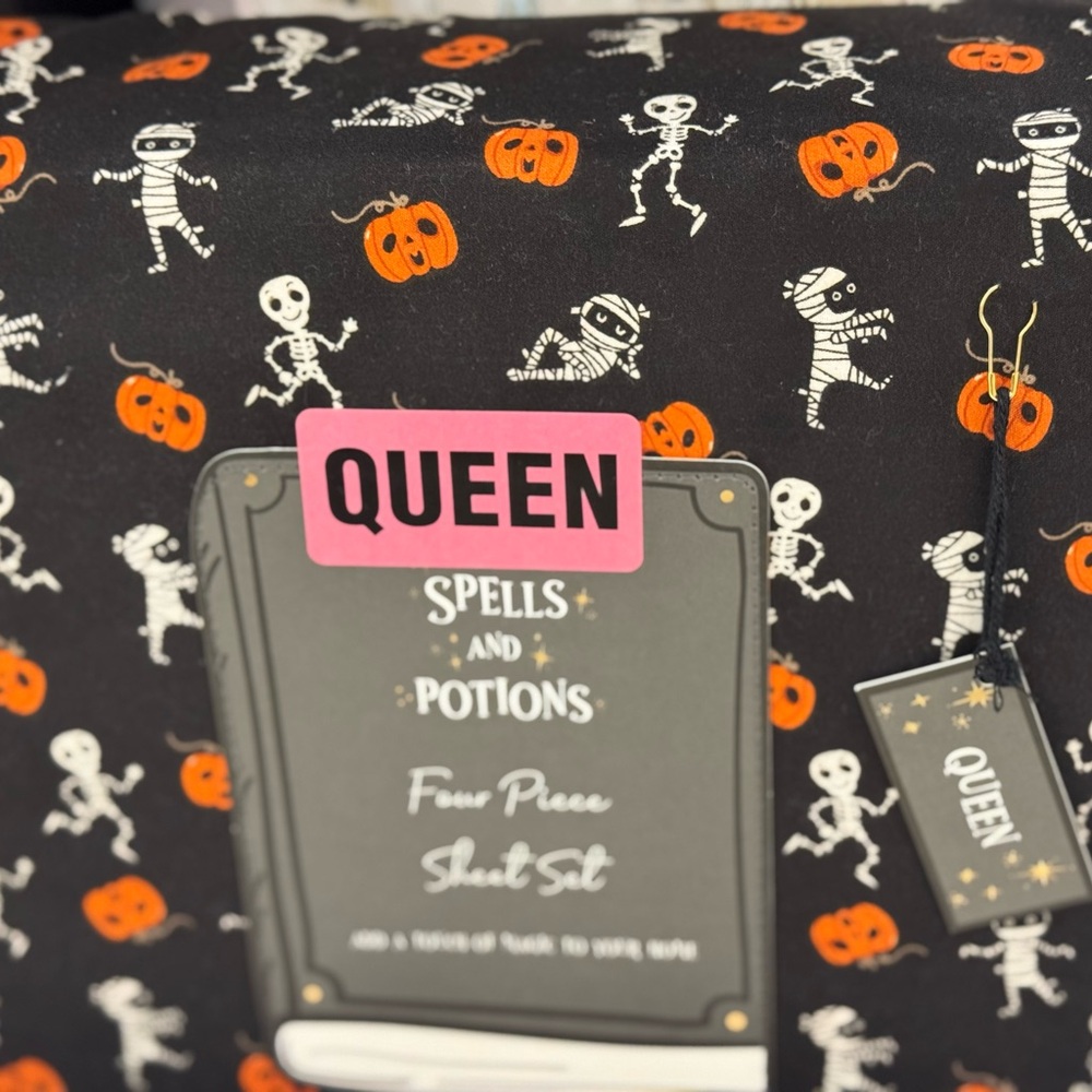 Que Halloween Skeleton and Pumpkin Sheet Set